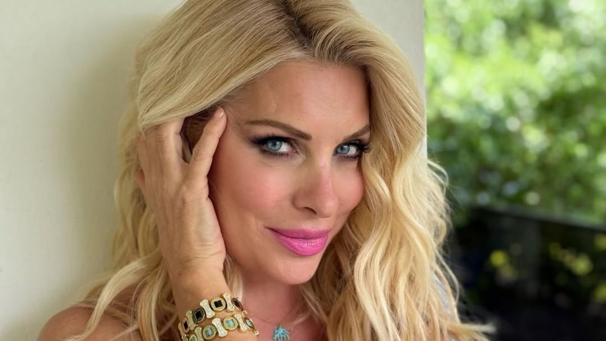 Ελένη Μενεγάκη: Ποζάρει με πετσέτα στο κεφάλι και άψογο μακιγιάζ!