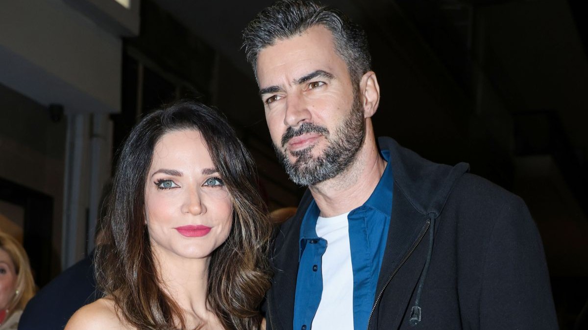 Κατερίνα Γερονικολού: Mε off shoulder φόρεμα σε θεατρική πρεμιέρα με τον Γιάννη Τσιμιτσέλη