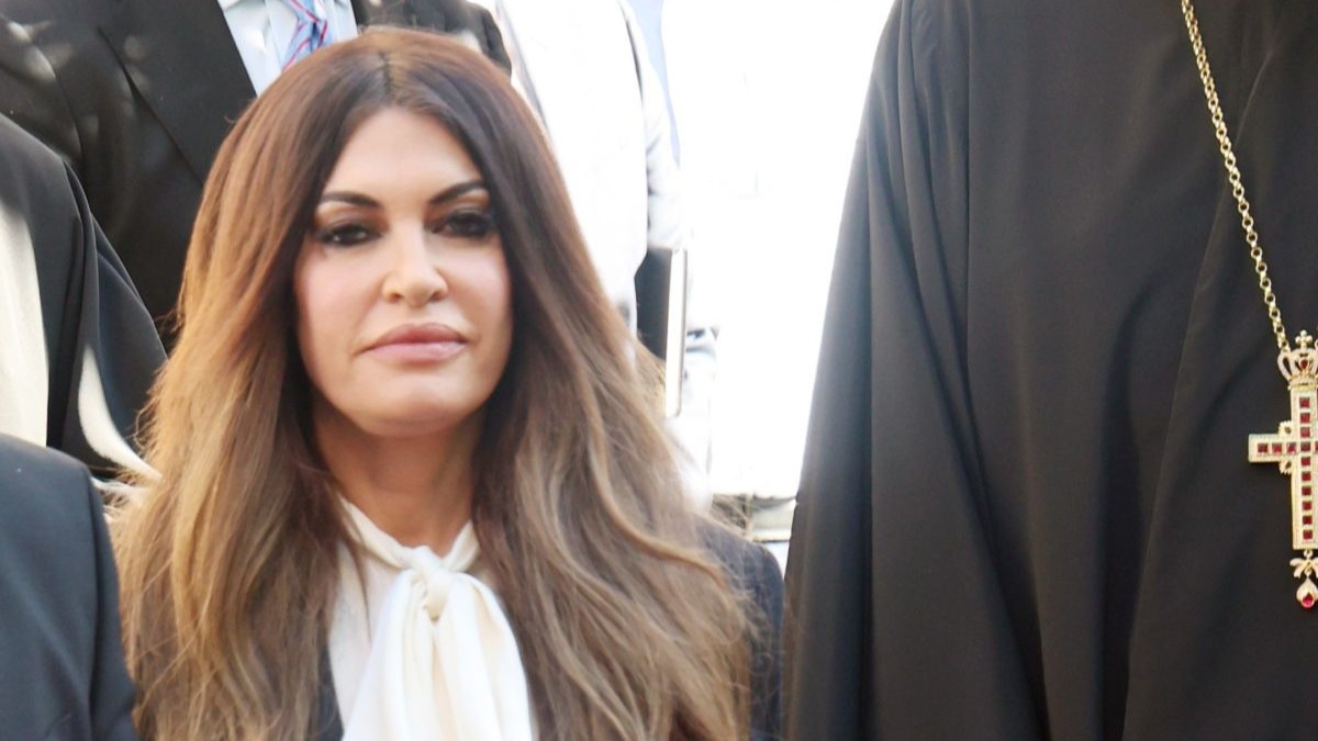 Κίμπερλι Γκιλφόιλ: Το κομψό navy κοστούμι που επέλεξε για τη συνάντηση με τον Αρχιεπίσκοπο Ιερώνυμο