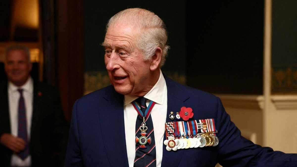 Ο βασιλιάς Κάρολος γιορτάζει τα 77α γενέθλιά του με νέο πορτρέτο από το Σάντριγχαμ