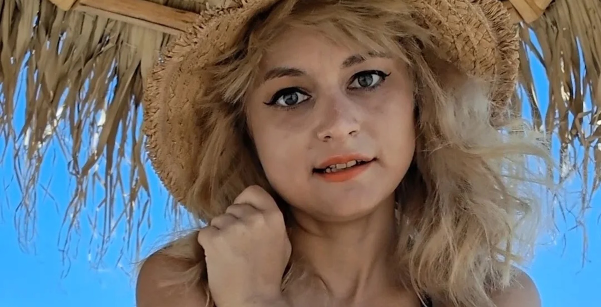 Δήμητρα Δερζέκου: Η απίστευτη μίμηση της Αλίκης Βουγιουκλάκη την ώρα που την βάφει ο Αχιλλέας Χαρίτος