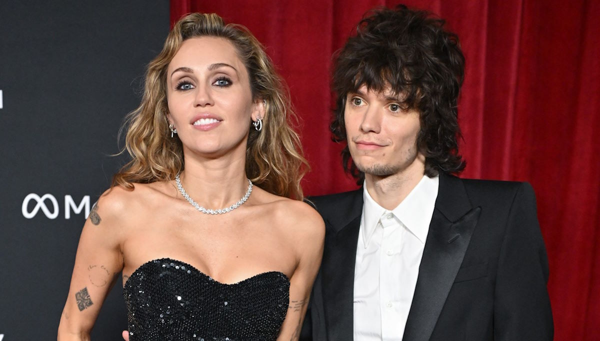 Μάιλι Σάιρους: Αρραβωνιάστηκε τον σύντροφό της, Μαξ Μοράντο