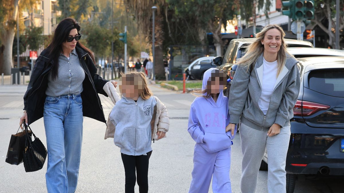 Ελεονώρα Μελέτη – Φλορίντα Πετρουτσέλι: Χαλαρή βόλτα με τις κόρες τους στη Γλυφάδα