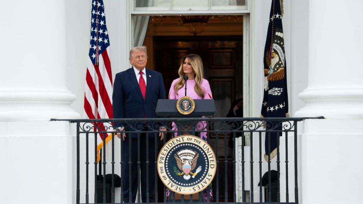 Melania Trump: Με το απόλυτο ανοιξιάτικο look στο πλευρό του Donald Trump