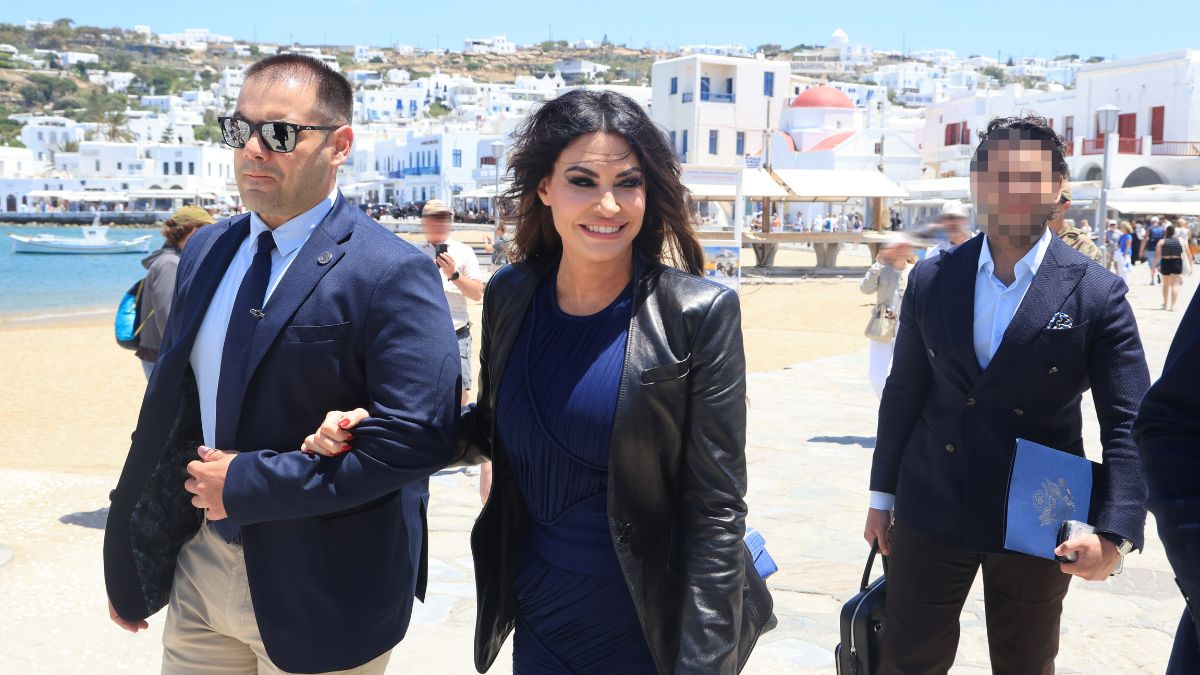 Κίμπερλι Γκίλφοϊλ: Με total blue chic εμφάνιση έκανε τη διαφορά στο νησί των Ανέμων – Οι εντυπωσιακές φωτογραφίες