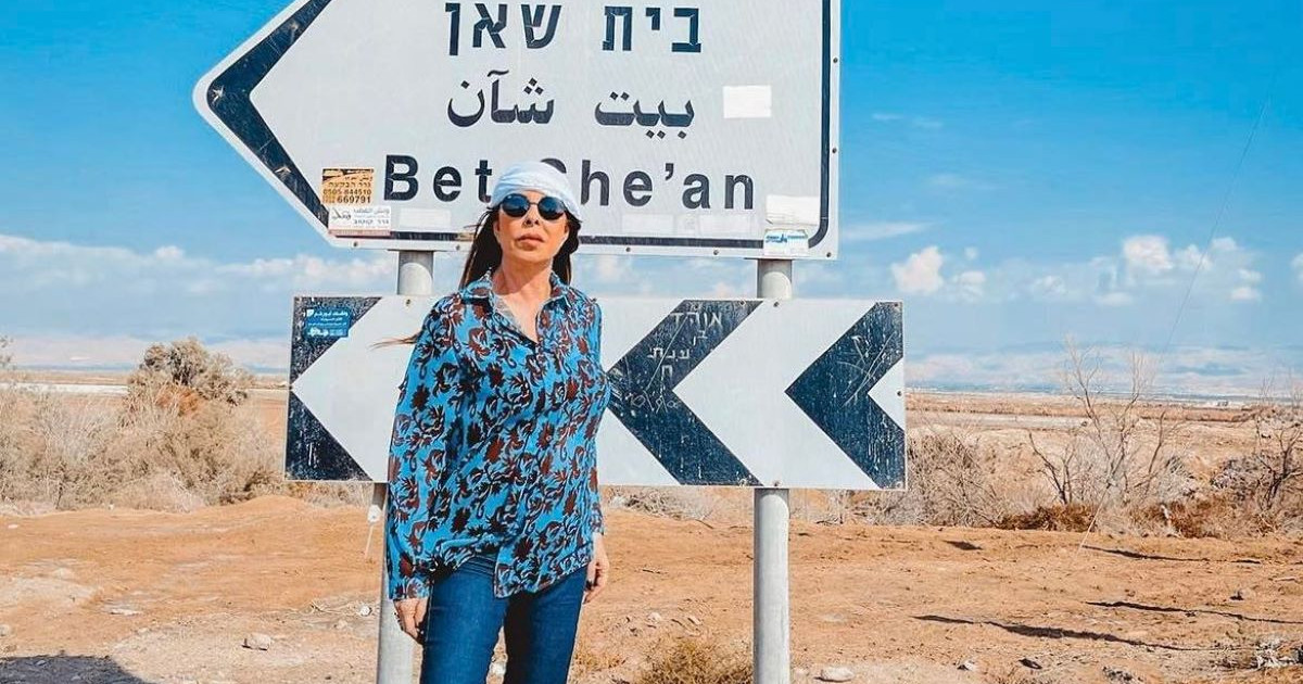 Άντζελα Δημητρίου Ποζάρει πάνω στην καμήλα στην Ιερουσαλήμ