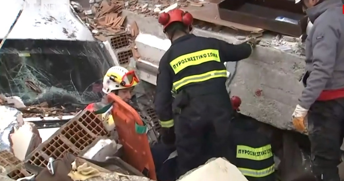 Σεισμός στην Τουρκία: Οι προσπάθειες απεγκλωβισμού μικρού κοριτσιού από ...