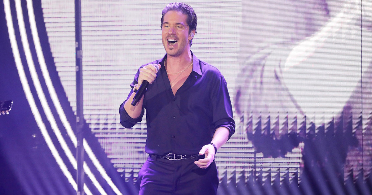 Νίκος Οικονομόπουλος: Το ξαφνικό φιλί που έδωσε σε μέλλουσα νύφη σε bachelorette – Το στιγμιότυπο που έγινε viral