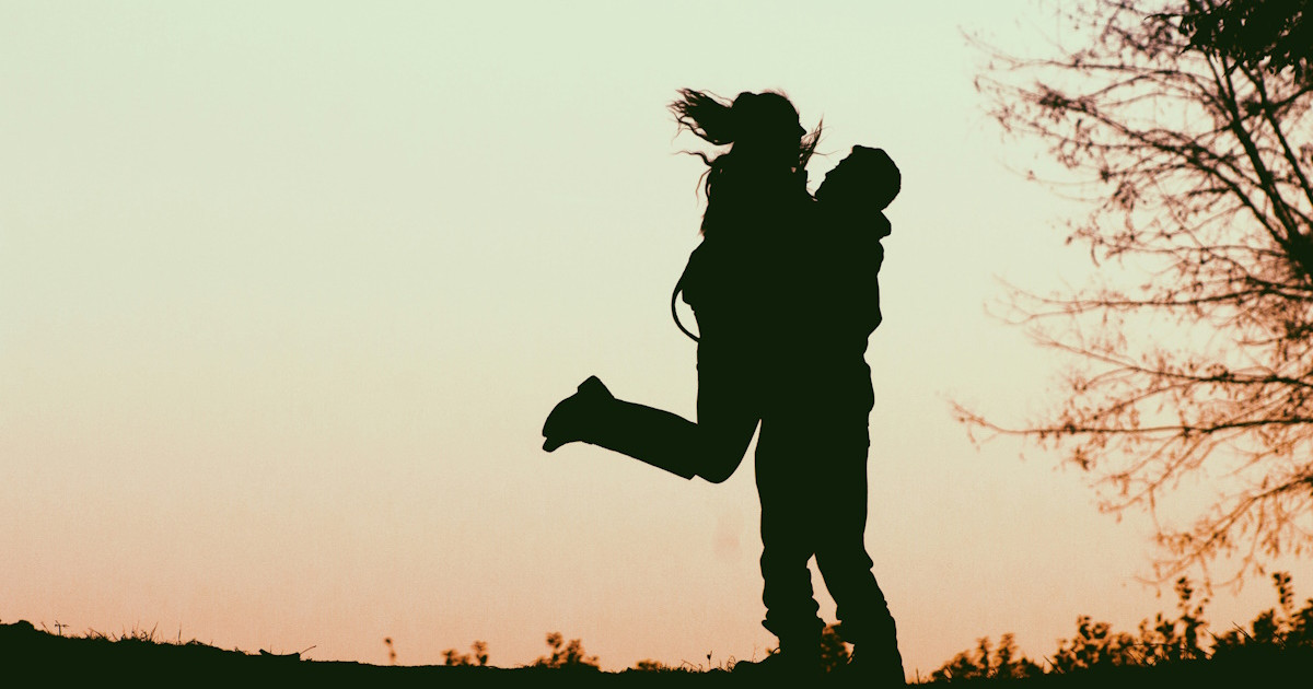 Τα 4 ζώδια που φοβούνται τη δέσμευση