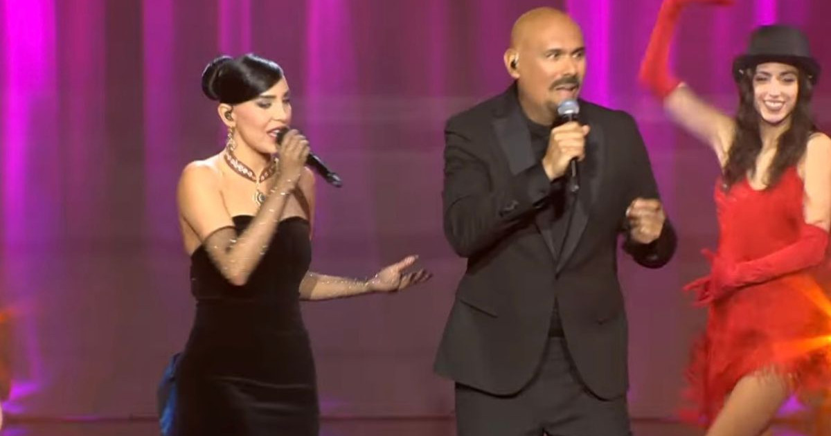 J2US: «Ακρογιαλιές δειλινά» με λάμψη και θεατρικότητα για τον Δημήτρη Σκουλό και την Δανιέλα Χατζή