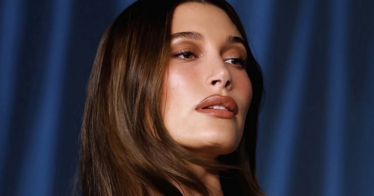 Χέιλι Μπίμπερ: Το μανικιούρ που επέλεξε στη Coachella – Από τα minimal glazed nails σε ένα bold floral look που φωσφορίζει στο σκοτάδι!