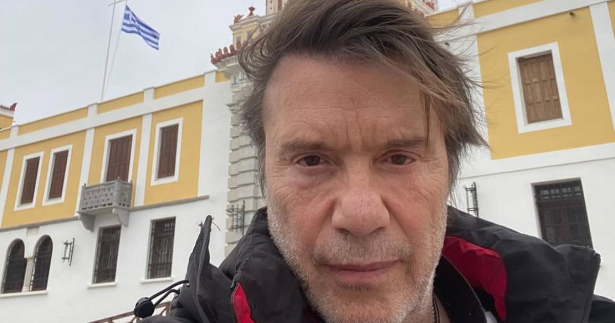 Στράτος Τζώρτζογλου: Καταφύγιο στη Σύμη – Η επίσκεψη στο μοναστήρι του Πανορμίτη και το μήνυμα πίστης