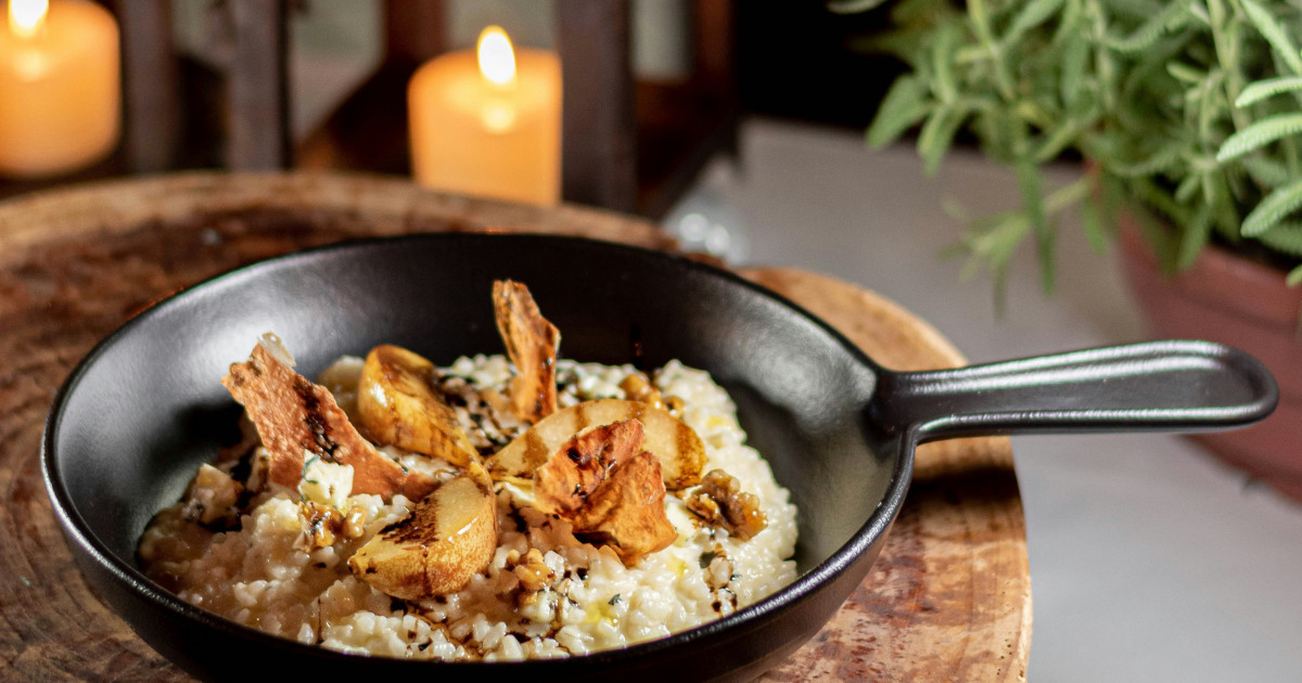 Κριθαρότο με μοσχαράκι, καραμελωμένα κρεμμύδια και κρέμα φέτας – Με εύκολο twist για χορτοφαγικό option!