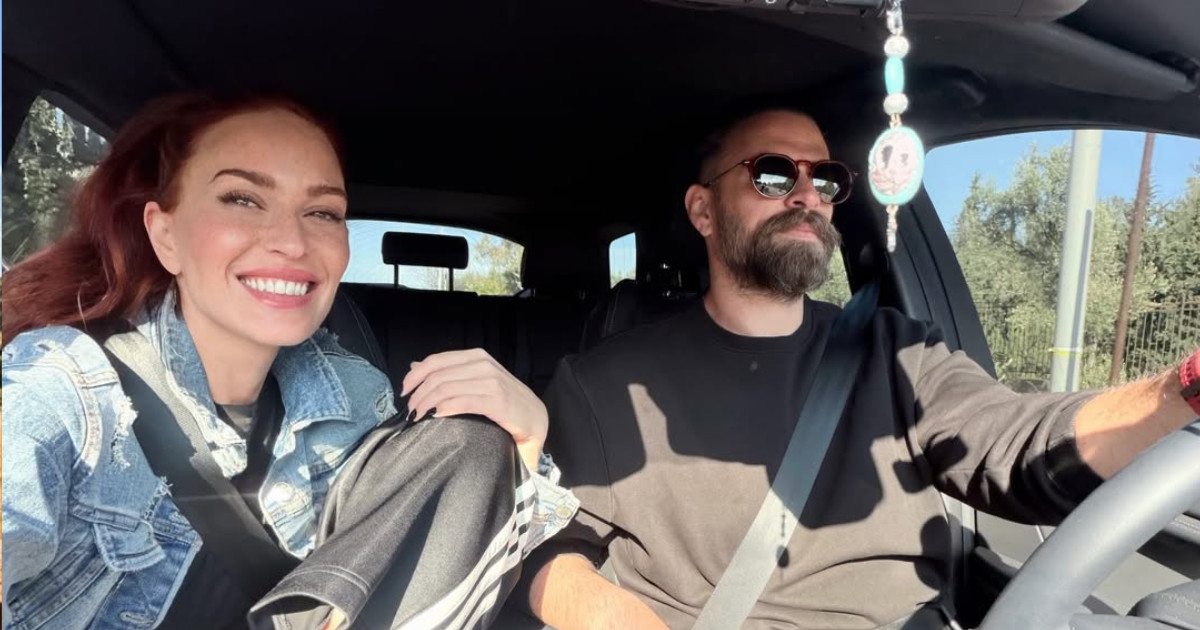 Σίσσυ Χρηστίδου: Χαλαρή βόλτα για καφέ με τον αδερφό της στη Θεσσαλονίκη