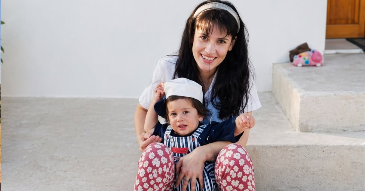 Ποιος είναι ο celebrity που ποζάρει με την μητέρα του μικρός;