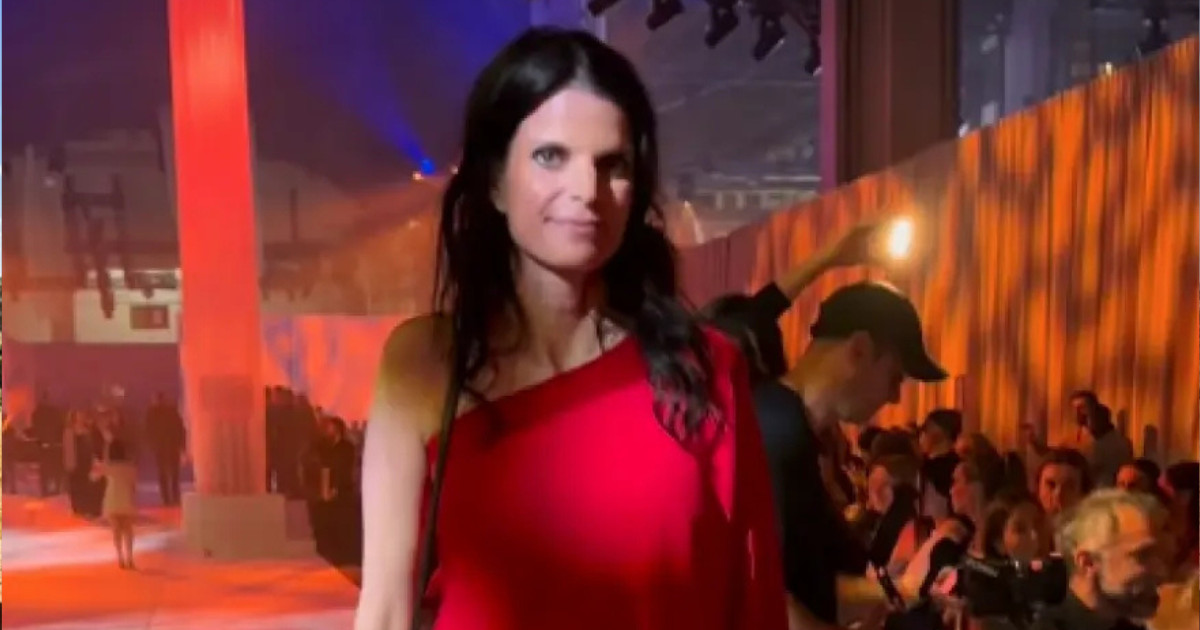 Αθηνά Ωνάση: Με κατακόκκινο φόρεμα στην εβδομάδα μόδας στη Βαρκελώνη