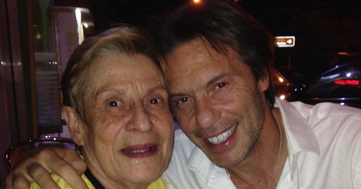 Στράτος Τζώρτζογλου: Η συγκινητική φωτογραφία στη μνήμη της μητέρας του – «Σου στέλνω την χαρά μου, να νιώσεις ότι τα καταφέραμε»