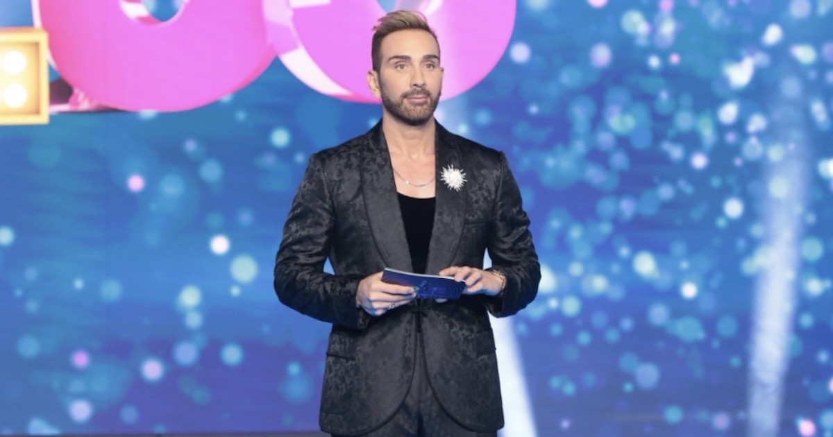 Νίκος Κοκλώνης: Το Dolce & Gabbana smoking jacket με frog fastening που ξεχωρίζει