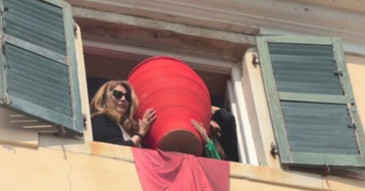 Άντζελα Γκερέκου: Το βίντεο από το παράθυρό της στην Κέρκυρα, που ανέβασε η Σίσσυ Χρηστίδου