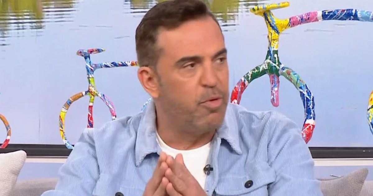 Στέφανος Κωνσταντινίδης: «Kοιμάμαι στον καναπέ. Νωρίτερα έχω καληνυχτίσει τα παιδιά μου με βιντεοκλήση»