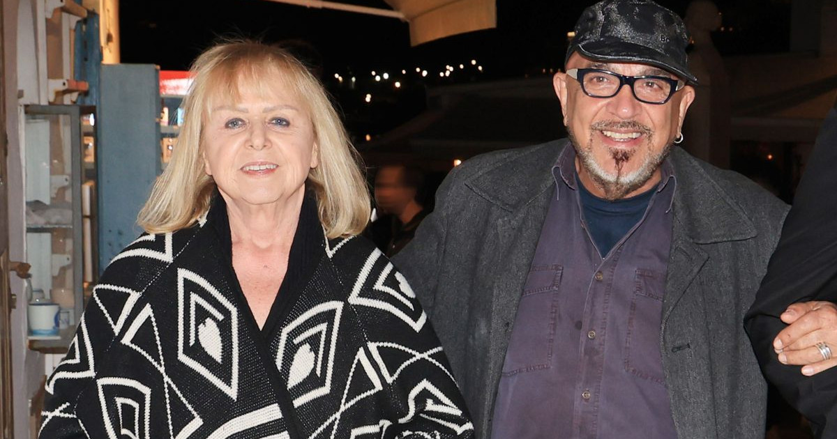 Ισιδώρα Σιδέρη – Γιάννης Ζουγανέλης: Βόλτες στα στενά της Μυκόνου για το Πάσχα