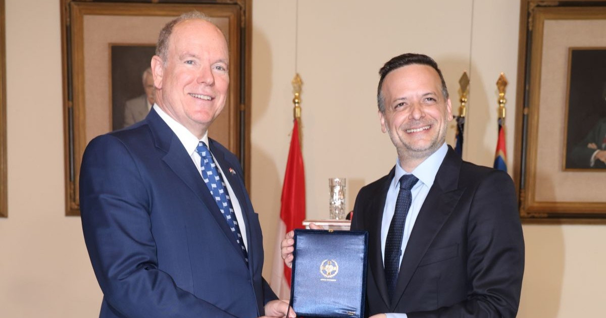 Χάρης Δούκας: Απένειμε το Μετάλλιο του Δήμου Αθηναίων στον Πρίγκιπα Αλβέρτο Β΄