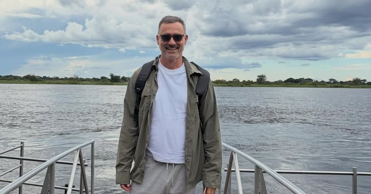 Γιώργος Καπουτζίδης: Στέλνει ευχές στους «Γιώργηδες» και «Γεωργίες» από άγνωστη τοποθεσία