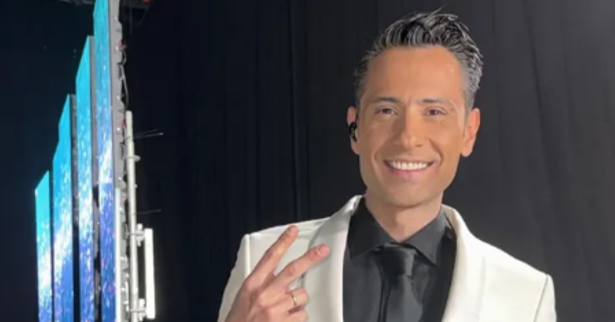 J2US: Ο Πρόδρομος ανέβηκε στη σκηνή στο 9ο live και έφερε μαζί του λαϊκό παλμό!