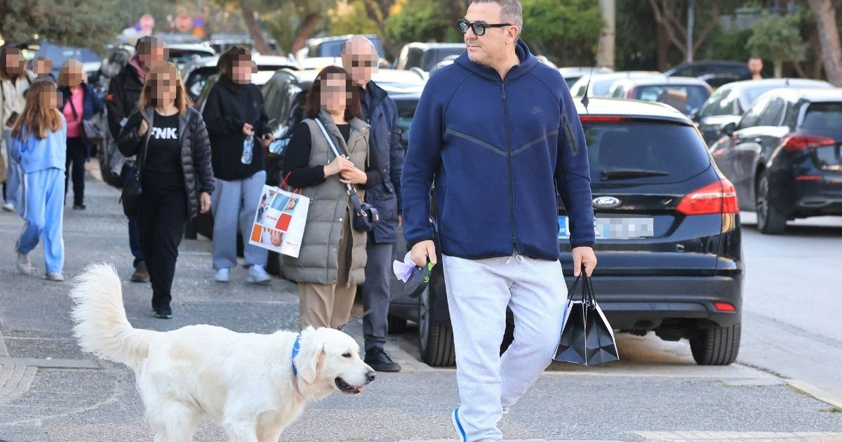 Αντώνης Ρέμος: Χαλαρές στιγμές με τον πιο πιστό του φίλο στη Γλυφάδα