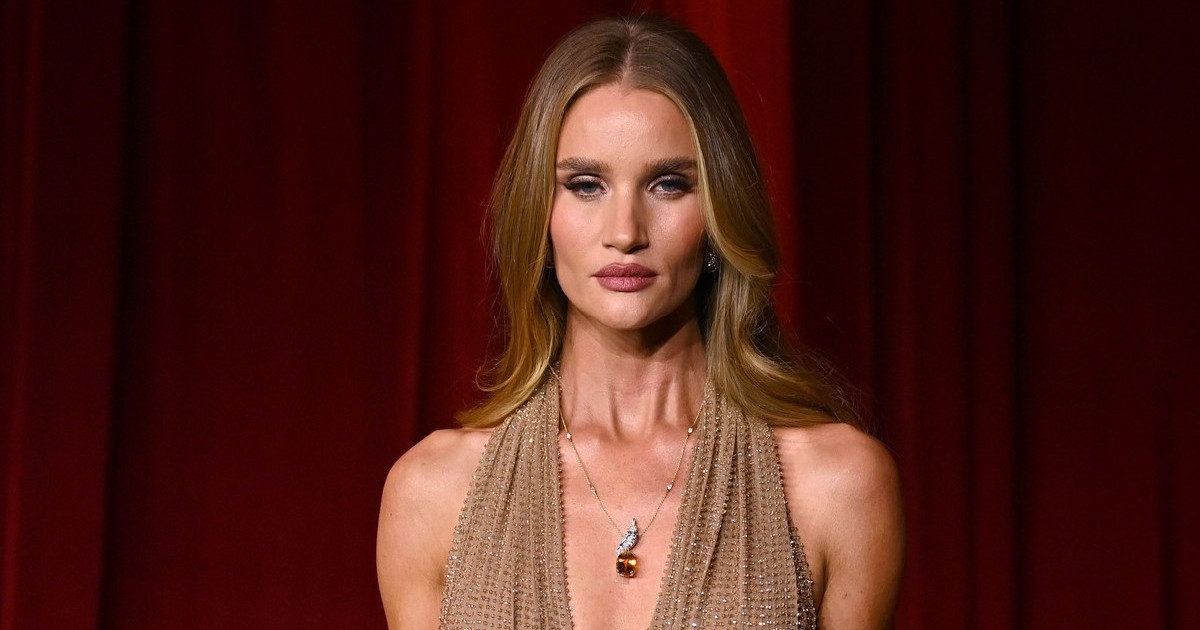 Strawberry blonde: Η απόχρωση του ξανθού που αγαπούν οι beauty addicts μετά τα 40