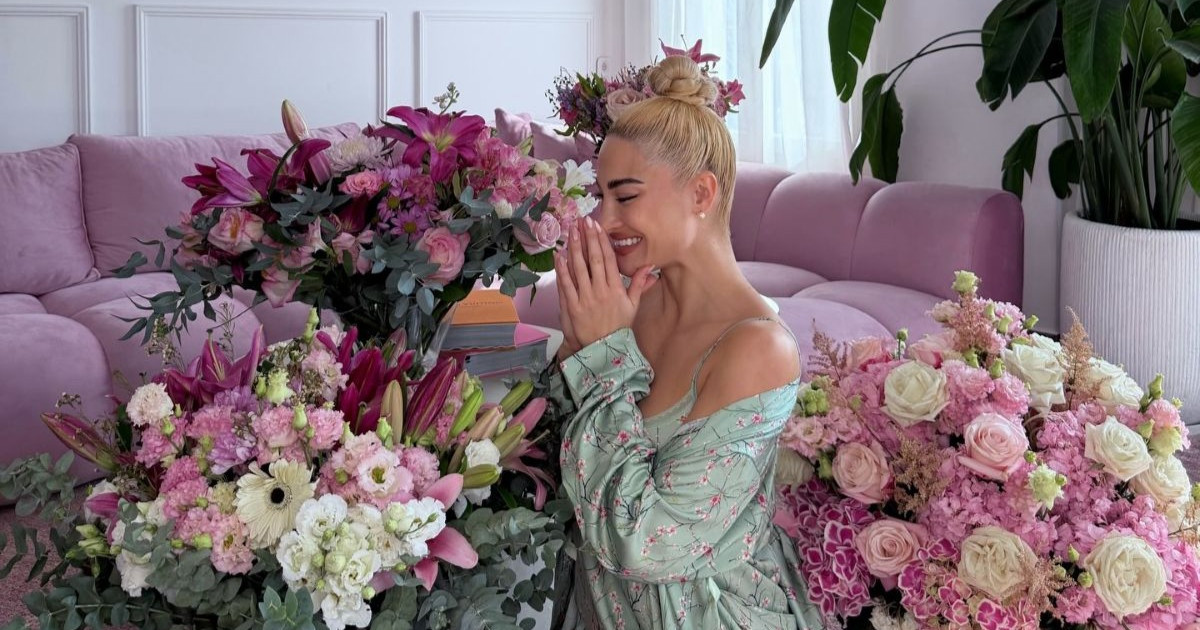 Ιωάννα Τούνη: Ποζάρει στο σπίτι της ανάμεσα σε ανθοδέσμες και στέλνει μήνυμα δικαίωσης – «Η ντροπή επιτέλους άλλαξε πλευρά»