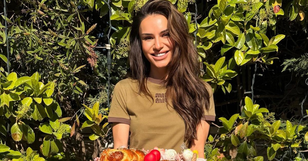 Ελένη Τσολάκη: Έφτιαξε τσουρέκια και έβαψε αυγά τη Μεγάλη Πέμπτη – Οικογενειακές στιγμές με τον σύζυγό της και την κόρη τους