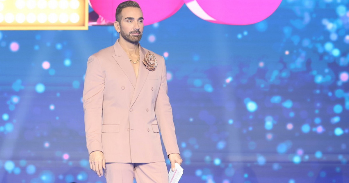 Νίκος Κοκλώνης με Dior couture κοστούμι στο J2US