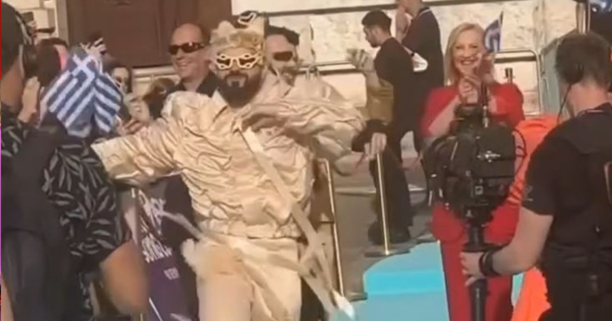 Eurovision 2026: Ο Akylas στο Τιρκουάζ Χαλί – Όλα τα βλέμματα πάνω του στην τελετή έναρξης