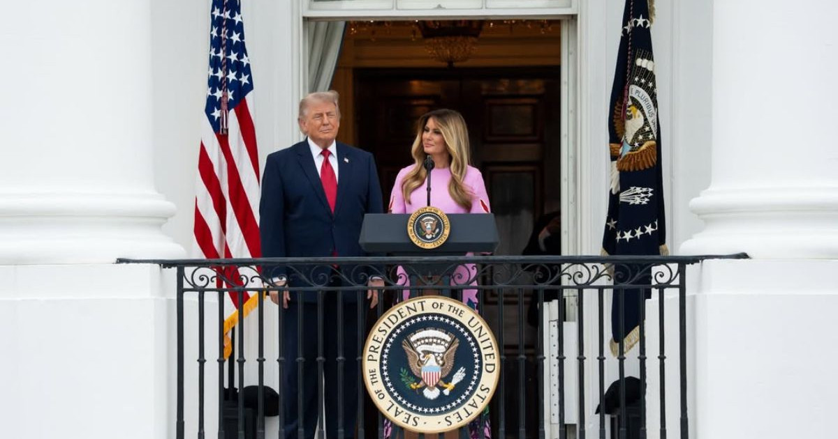 Melania Trump: Με το απόλυτο ανοιξιάτικο look στο πλευρό του Donald Trump