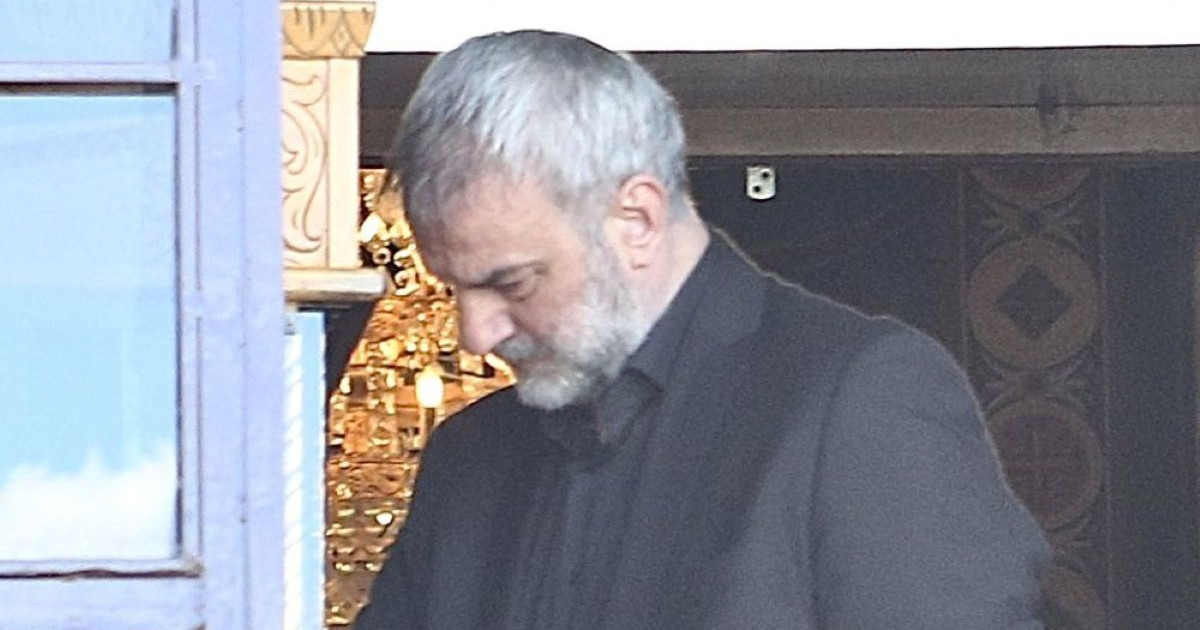 Συντετριμμένος ο Τραϊανός Δέλλας στο τελευταίο «αντίο» στη Γωγώ Μαστροκώστα