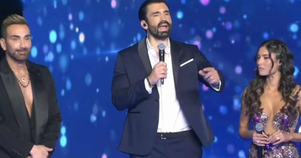 J2US: Το ξέσπασμα του Ηλία Γκότση – «Είμαστε από τα λίγα ζευγάρια που μόνο δεν έχουμε βγει στη σκηνή με κατακόρυφο»