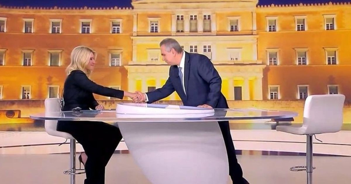 Συγκίνηση στο τελευταίο δελτίο της Σίας Κοσιώνη στον ΣΚΑΪ – Η κίνηση του Βασίλη Χιώτη on air
