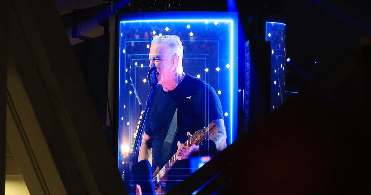 Metallica: Σείστηκε το στάδιο του ΟΑΚΑ με 80.000 θεατές – Viral έγινε το συρτάκι του «Ζορμπά» του Μίκη Θεοδωράκη