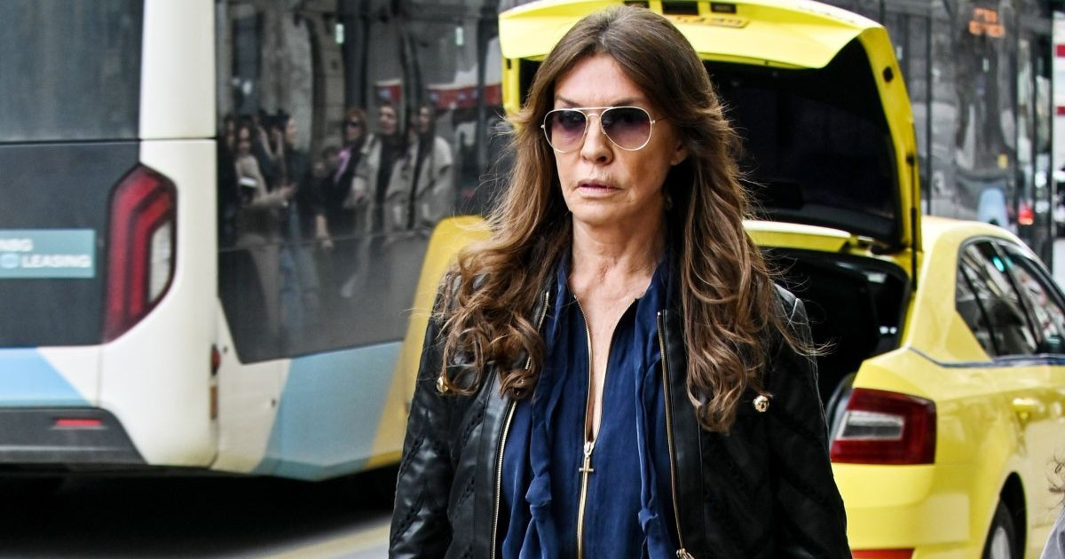 Βάνα Μπάρμπα: Casual chic εμφάνιση στο κέντρο της Αθήνας με denim και δερμάτινο jacket