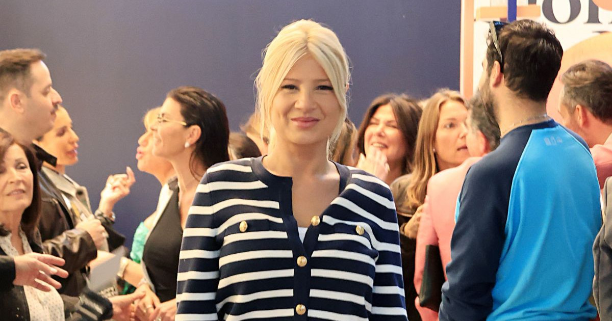 Φαίη Σκορδά: Η navy chic εμφάνισή της που κέρδισε τις εντυπώσεις σε βραδινή εκδήλωση