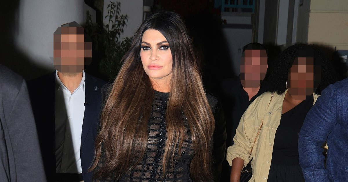 Κίμπερλι Γκίλφοϊλ: Με little black dress στα σοκάκια της Μυκόνου