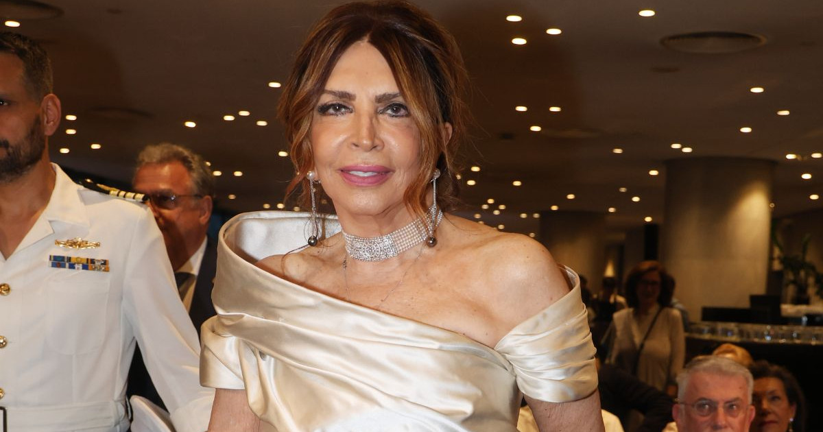Μιμή Ντενίση: Η κομψή και διαχρονική εμφάνιση στην πρεμιέρα 