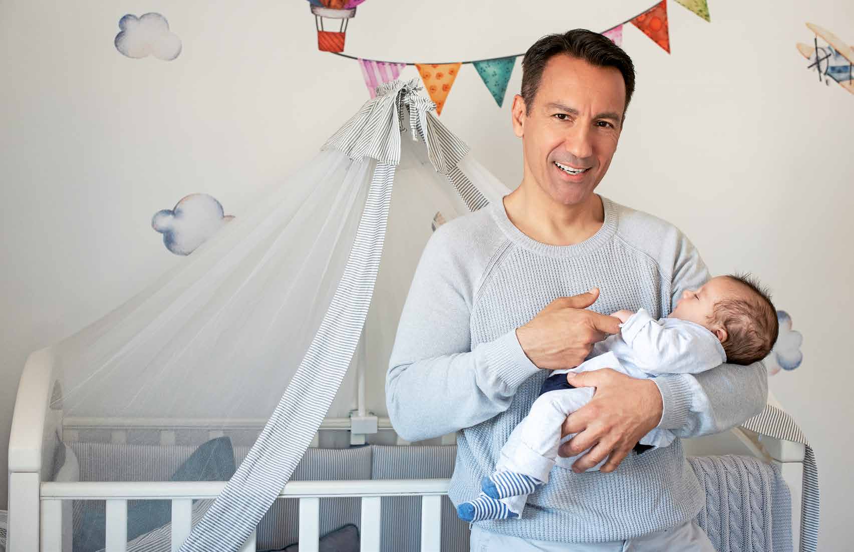 Ο Πέτρος Ίμβριος φωτογραφίζεται με τον 2 μηνών γιο του και δηλώνει: «Ήθελα πάντα πολλά παιδιά»