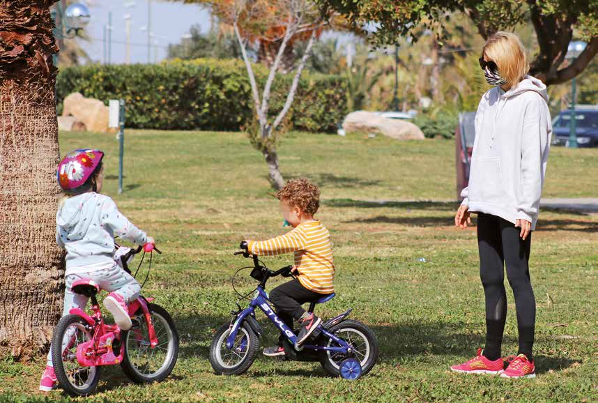Βίκυ Καγιά – Ηλίας Κρασσάς: Με casual look σε πάρκο της γειτονιάς τους, για να παίξουν τα παιδιά τους! (pics)