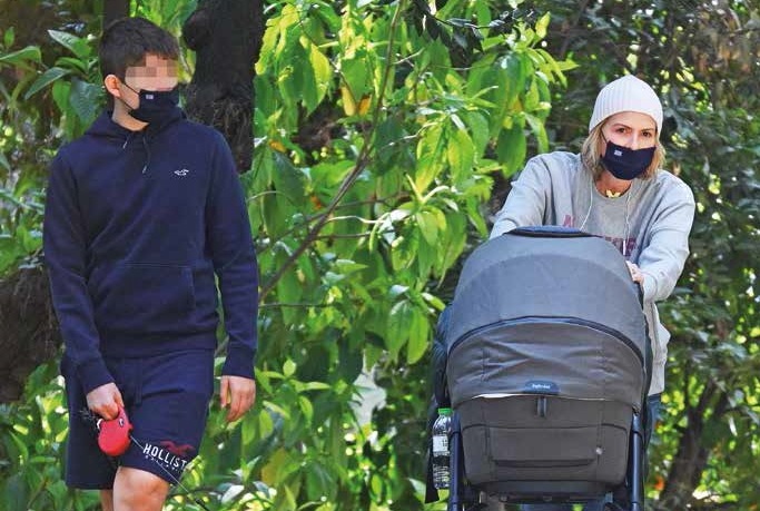 Τζένη Μπαλατσινού: Πρωινή βόλτα στον Εθνικό Κήπο με τους δύο γιους της! (pics)