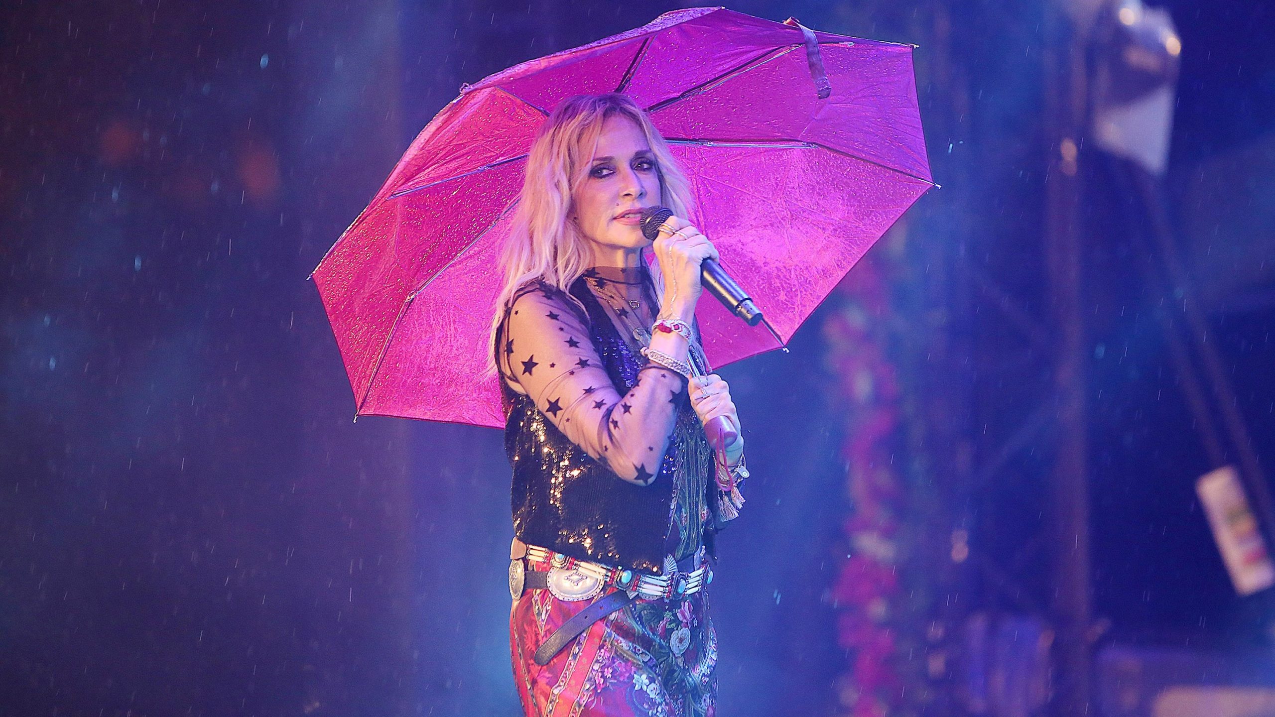 H Άννα Βίσση έδωσε συναυλία υπό βροχή και συγκίνησε τους θαυμαστές της