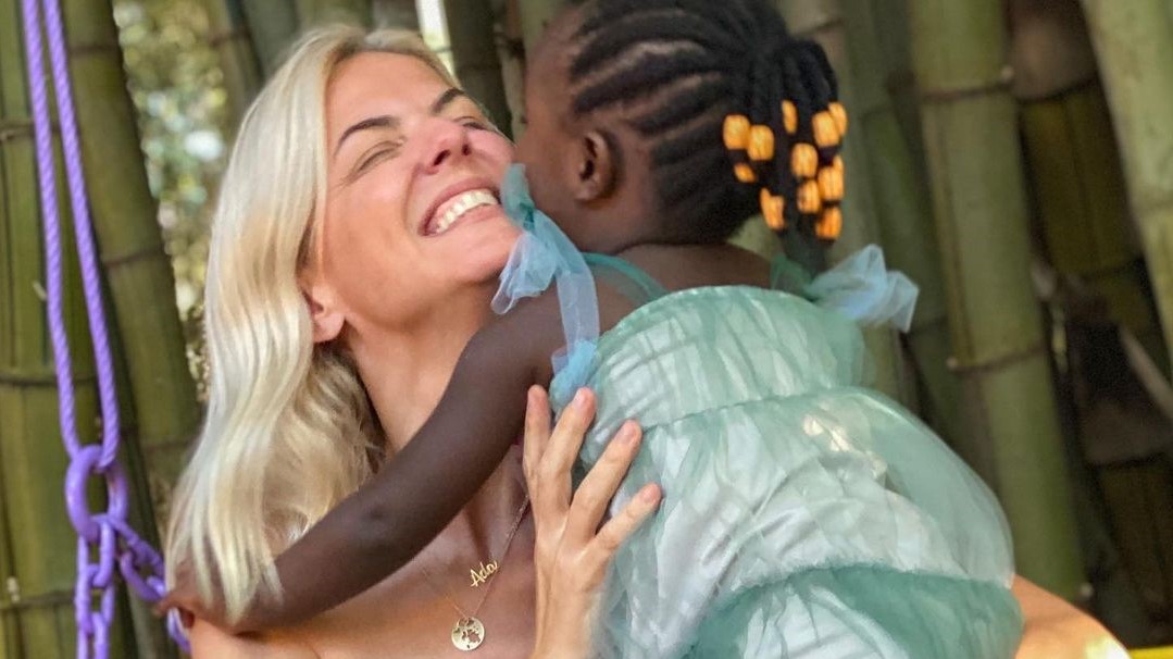 Χριστίνα Κοντοβά: Οι διακοπές στη Μύκονο μετά τα ταξίδια στην Ουγκάντα για την μικρή Έιντα