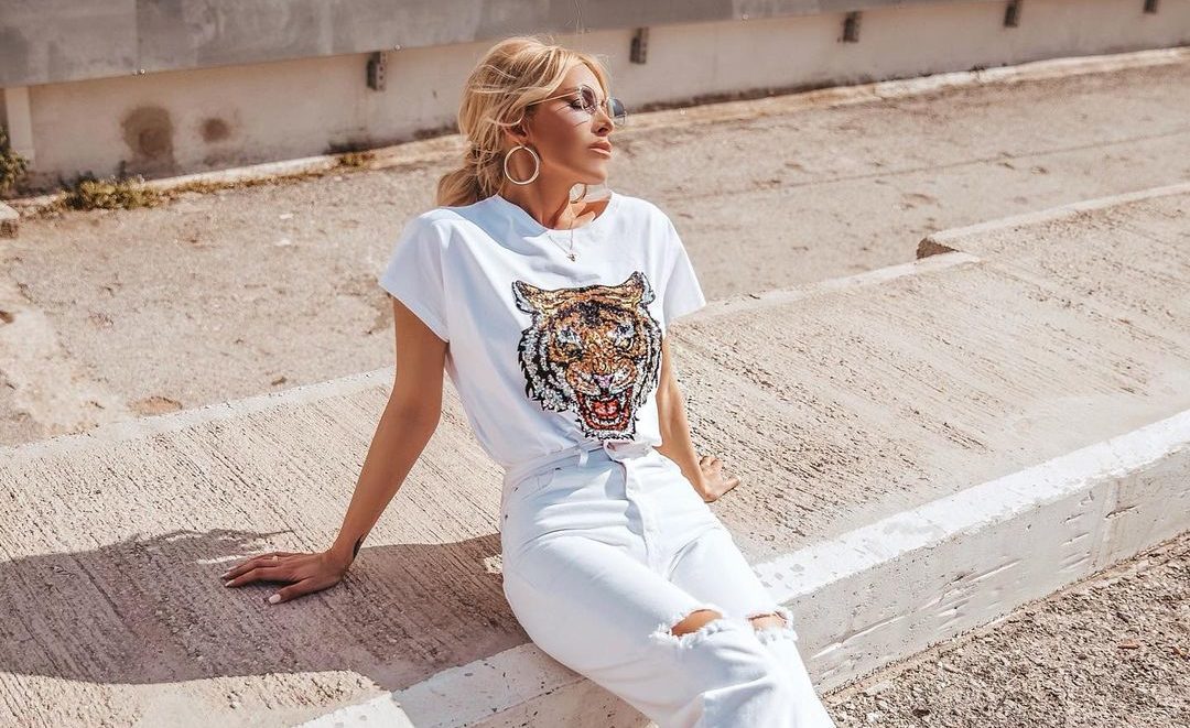 Λευκό παντελόνι: Οι Έλληνες celebrities επέλεξαν την top διαχρονική τάση του καλοκαιριού