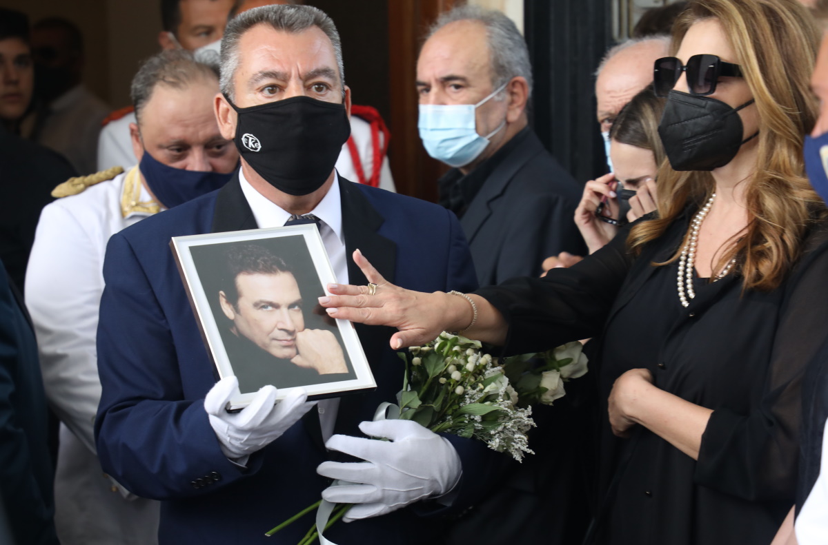 Το τελευταίο χειροκρότημα στον «πρίγκιπα» του ελληνικού τραγουδιού – Θλίψη στην κηδεία του Τόλη Βοσκόπουλου